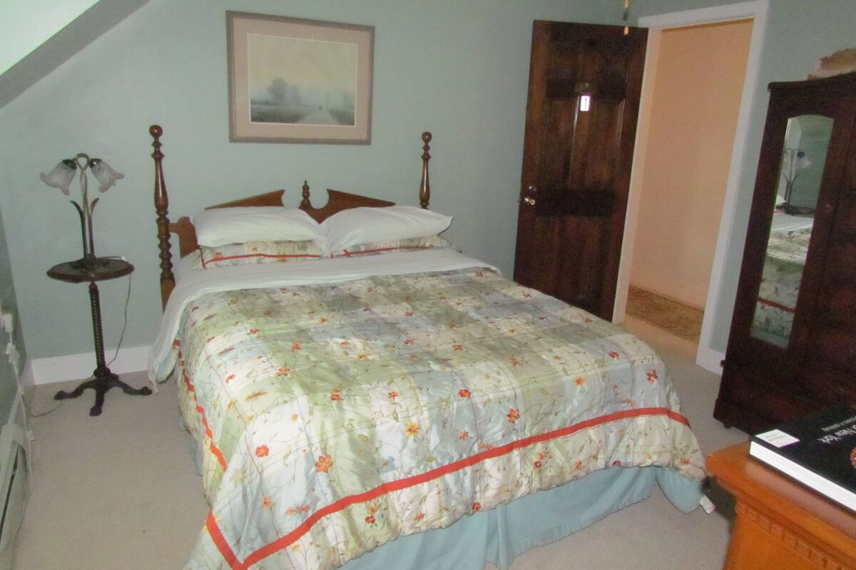 Chambre romantique, 1 grand lit | Accès au Wi-Fi (inclus), décor unique, ameublement unique