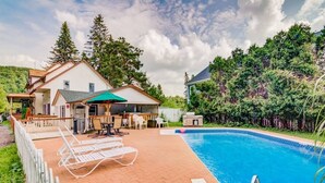 Seasonal outdoor pool - Saisons Inn (Ellicottville)