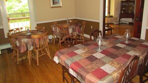 Breakfast area - Saisons Inn (Ellicottville)