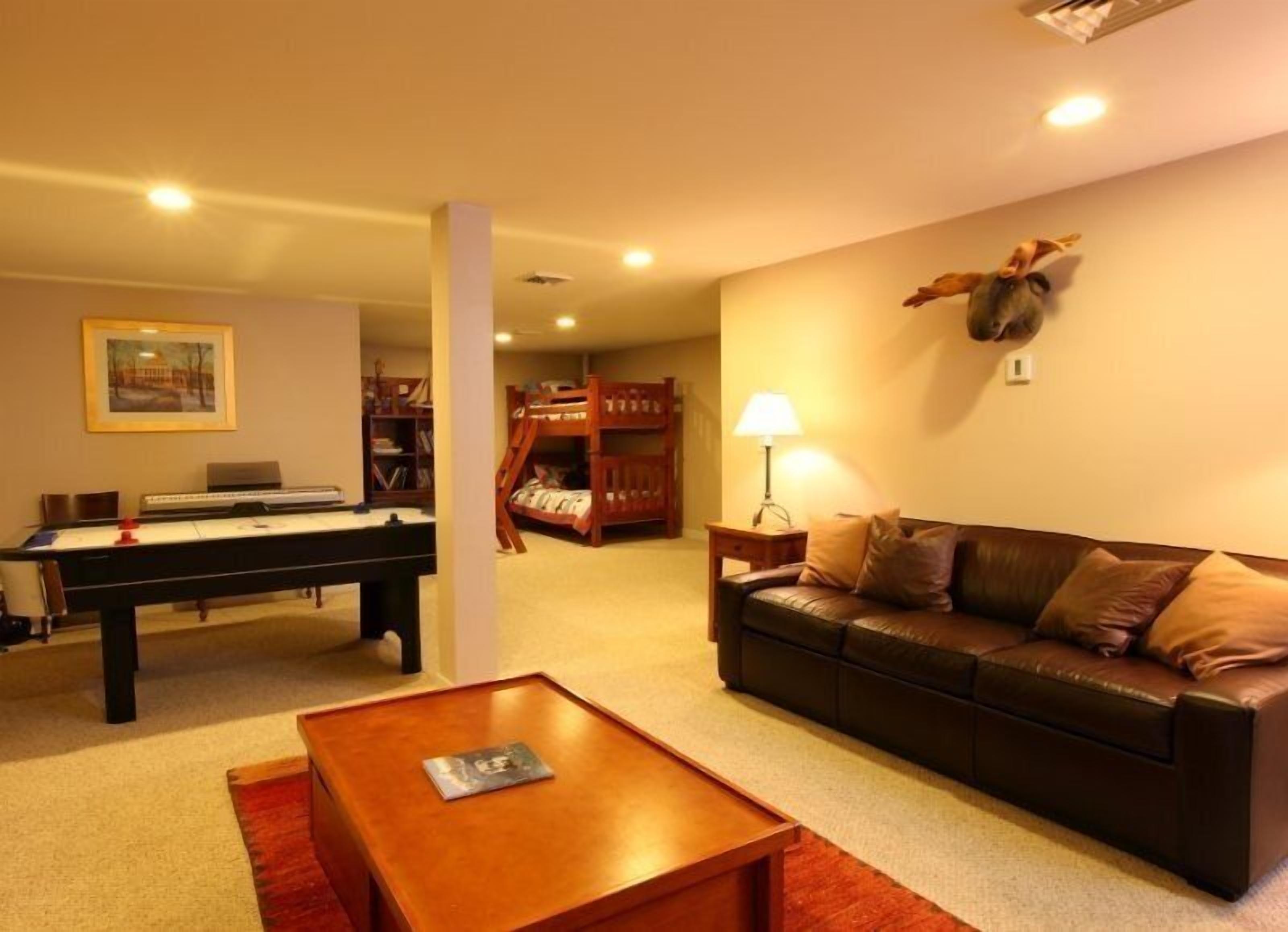 House | Living room | Flat-screen TV, fireplace, DVD player