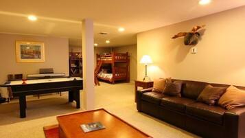 House | Living room | Flat-screen TV, fireplace, DVD player