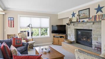 Maison | Salle de séjour | Télévision à écran plat, cheminée, lecteur de DVD