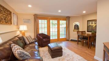 House | Ruang tamu | TV skrin rata, pendiangan, pemain DVD