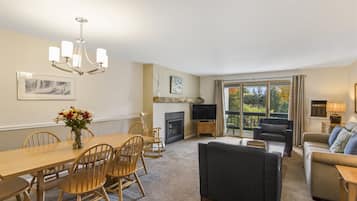 House | Living room | Flat-screen TV, fireplace, DVD player