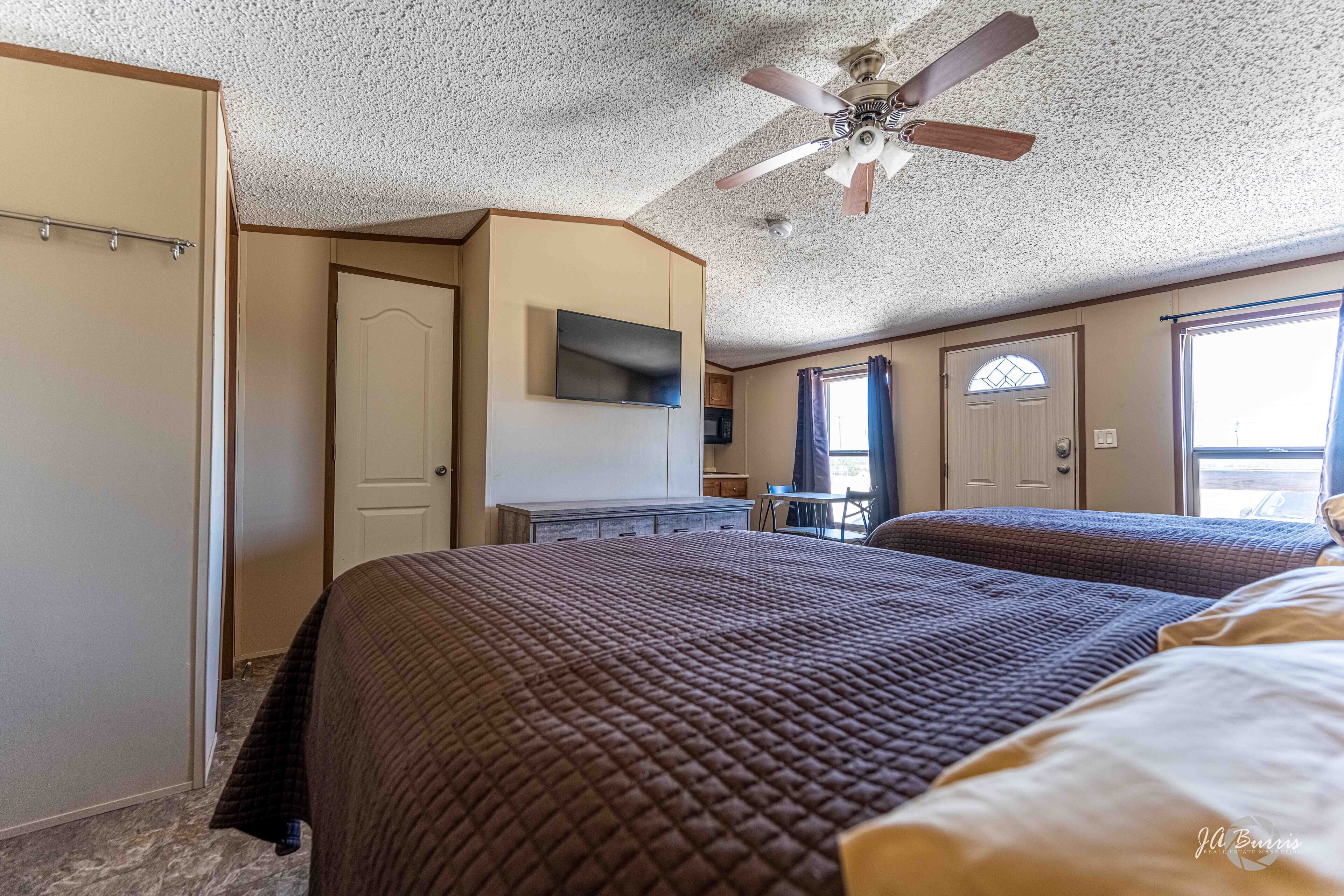 Studio Suite Bisnis | Area keluarga | Televisi LED 43-inci dengan saluran TV satelit dan TV