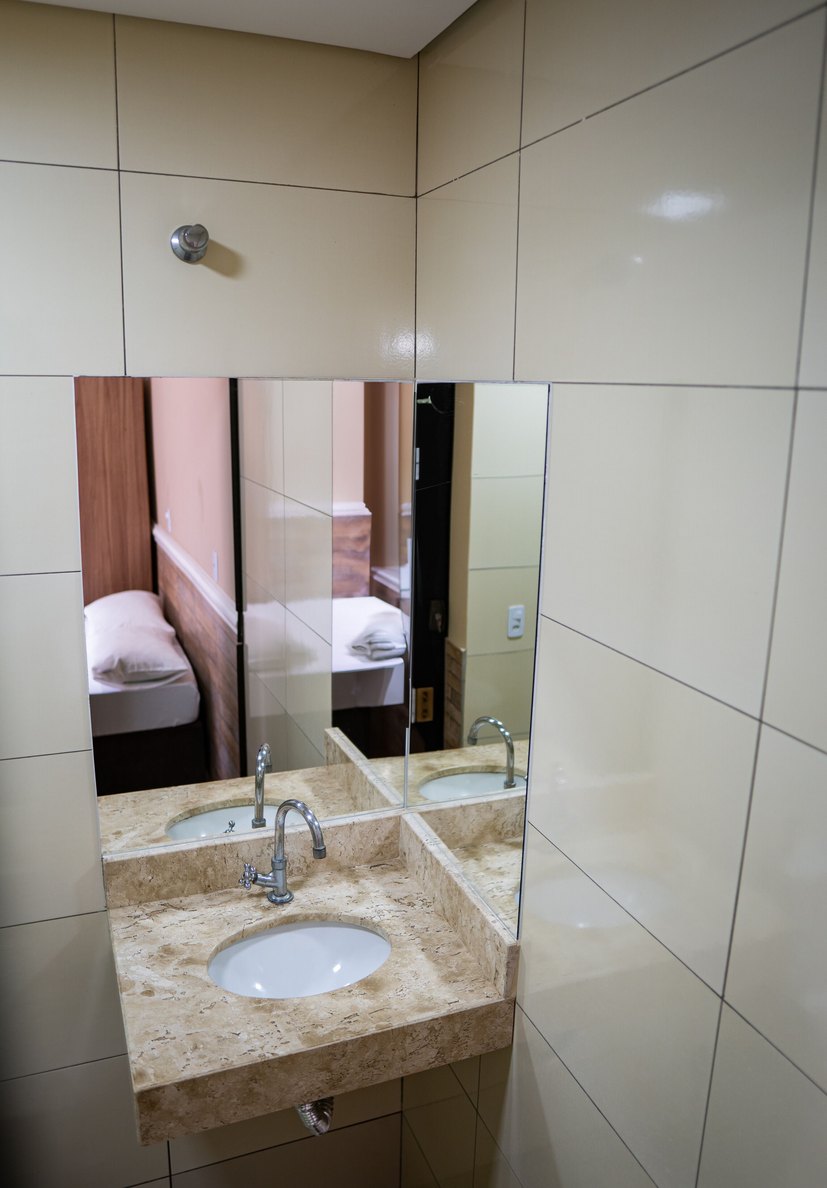 Habitación estándar doble | Baño | Ducha y toallas