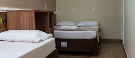 غرفة اقتصادية ثلاثية | ميني بار ومكتب ومساحة عمل للكمبيوتر المحمول وواي فاي مجانًا