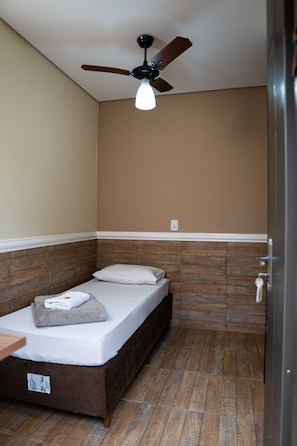 Minibar, desk, laptop workspace, free WiFi