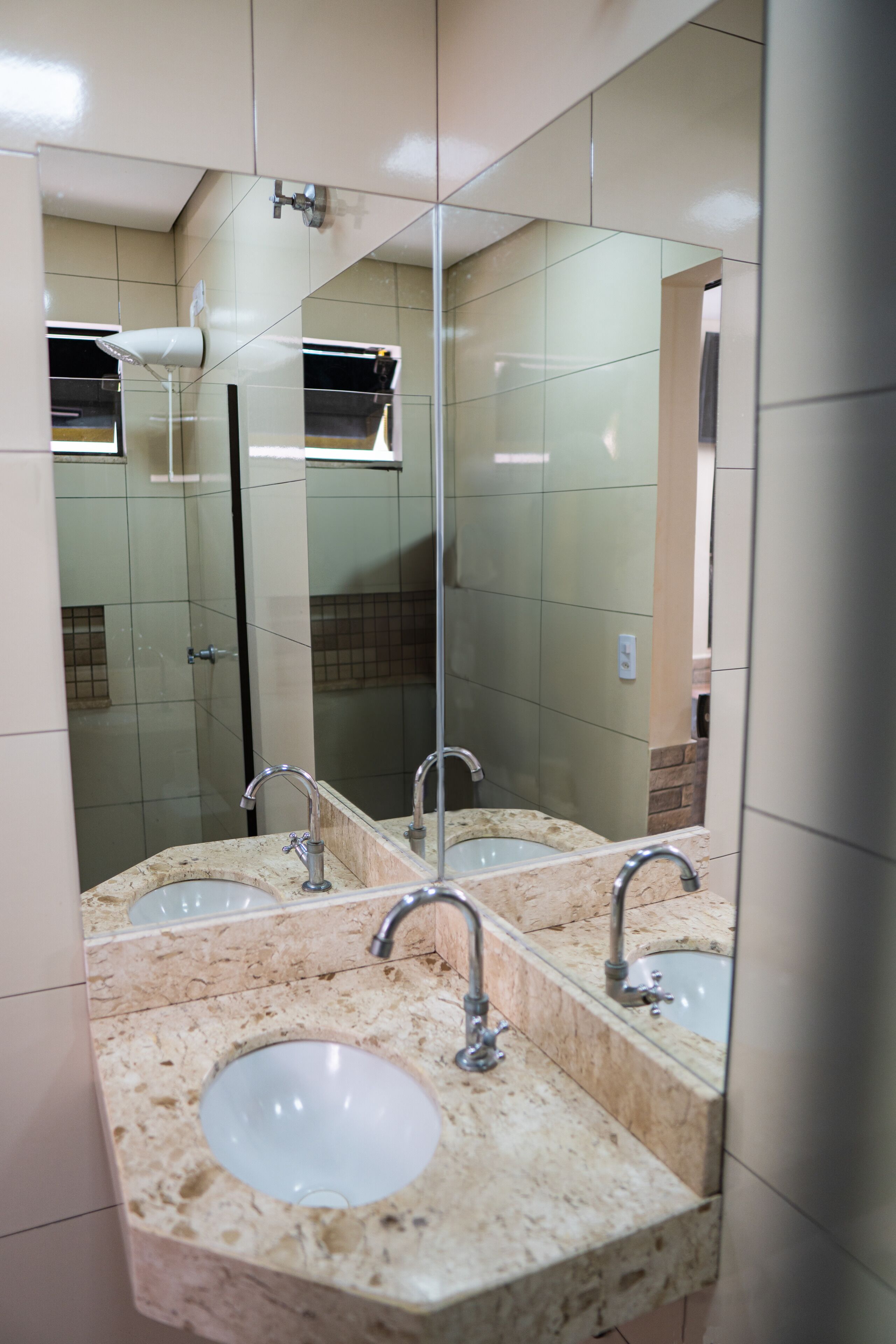 Standaard eenpersoonskamer | Badkamer | Een douche, handdoeken