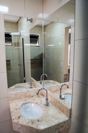 Standard Single Room | Bathroom | Shower, towels - Hotel Nixon (Itai)