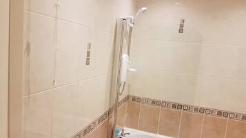 Combined shower/bathtub, towels