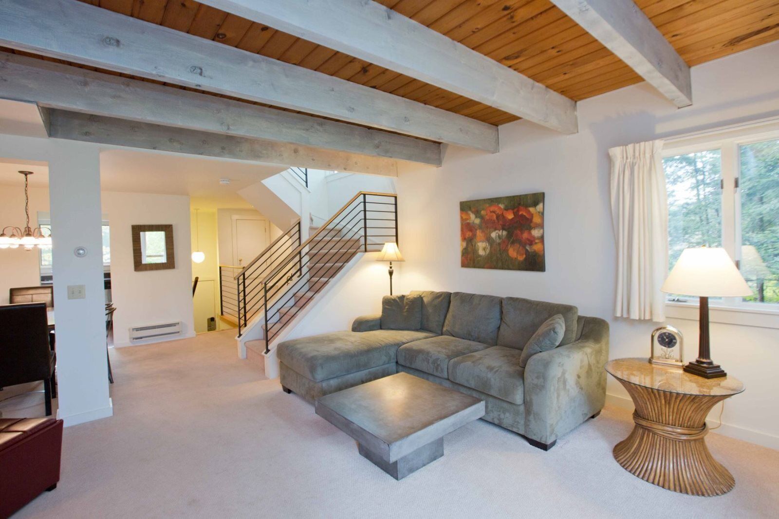 獨棟房屋 | 客廳 | 平面電視、壁爐、 DVD 播放機