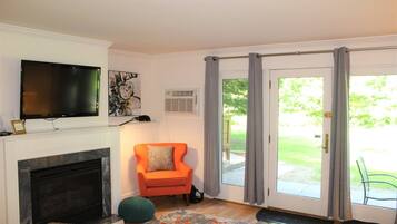 Rumah | Ruang keluarga | TV layar datar, perapian, dan pemutar DVD