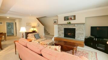 House | Living room | Flat-screen TV, fireplace, DVD player