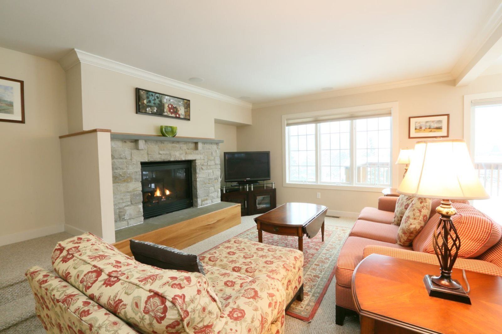 Rumah | Ruang keluarga | TV layar datar, perapian, dan pemutar DVD