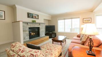 Maison | Salle de séjour | Télévision à écran plat, cheminée, lecteur de DVD