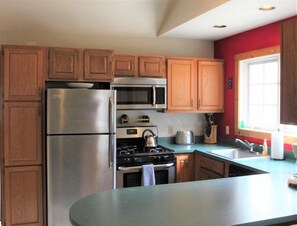 Casa | Cocina privada | Refrigerador, microondas, parrilla de estufa y lavavajillas