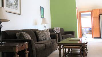 House | Living room | Flat-screen TV, fireplace, DVD player