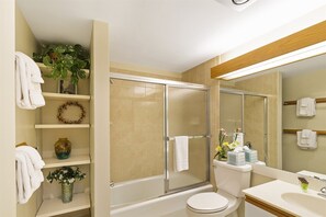 House | Bathroom | Jetted tub, hair dryer, towels, shampoo - Brookside 2 BR at Topnotch (Stowe)