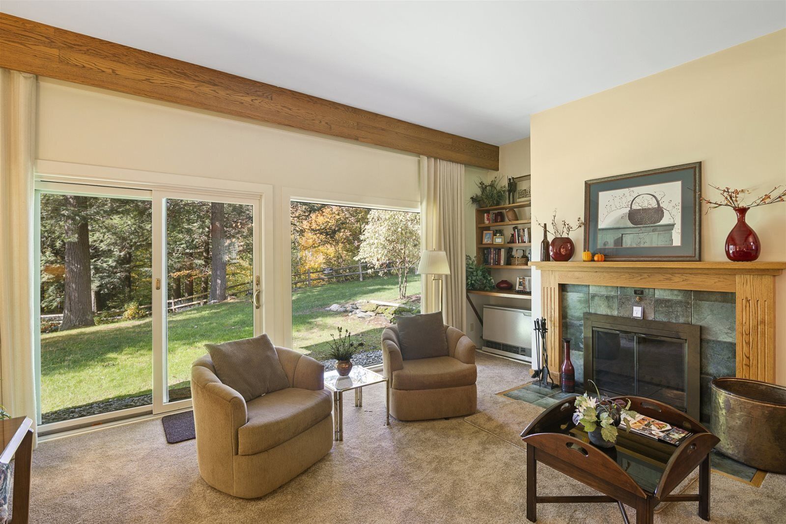 Rumah | Ruang keluarga | TV layar datar, perapian, dan pemutar DVD