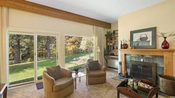 Maison | Salle de séjour | Télévision à écran plat, cheminée, lecteur de DVD