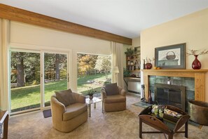 House | Living room | Flat-screen TV, fireplace, DVD player