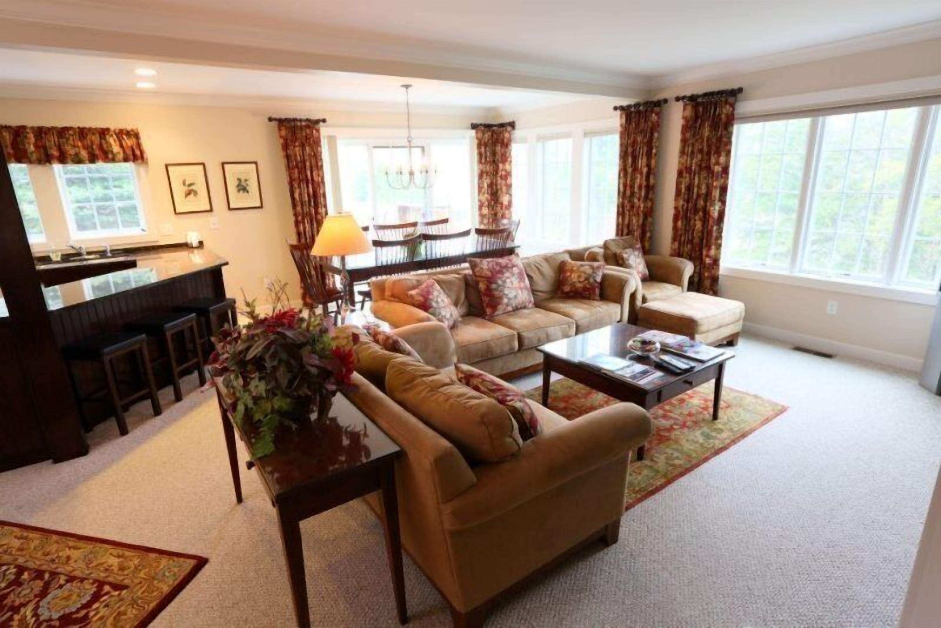 Flat-screen TV, fireplace, Netflix, DVD player