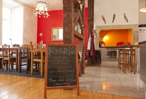 Fridge, microwave, oven, stovetop - Living Lounge Hostel (Lisbon)