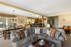 Maison | Salle de séjour | Télévision à écran plat, cheminée, lecteur de DVD