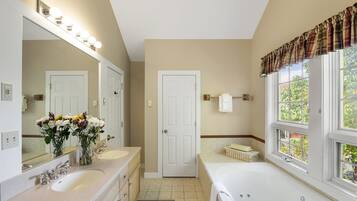 House | Bathroom | Jetted tub, shampoo