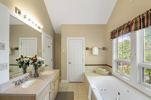 Huis | Badkamer | Een bubbelbad, shampoo