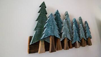 Una hilera de árboles de Navidad de madera con acabado verde texturizado.