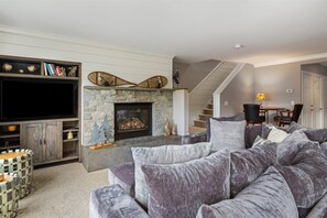 House | Living room | Flat-screen TV, fireplace, DVD player