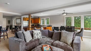 House | Living room | Flat-screen TV, fireplace, DVD player