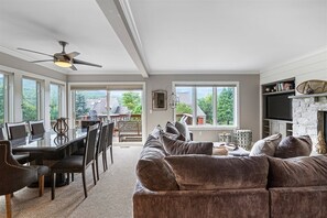 Hus | Vardagsrum | Platt-tv, eldstad och dvd-spelare