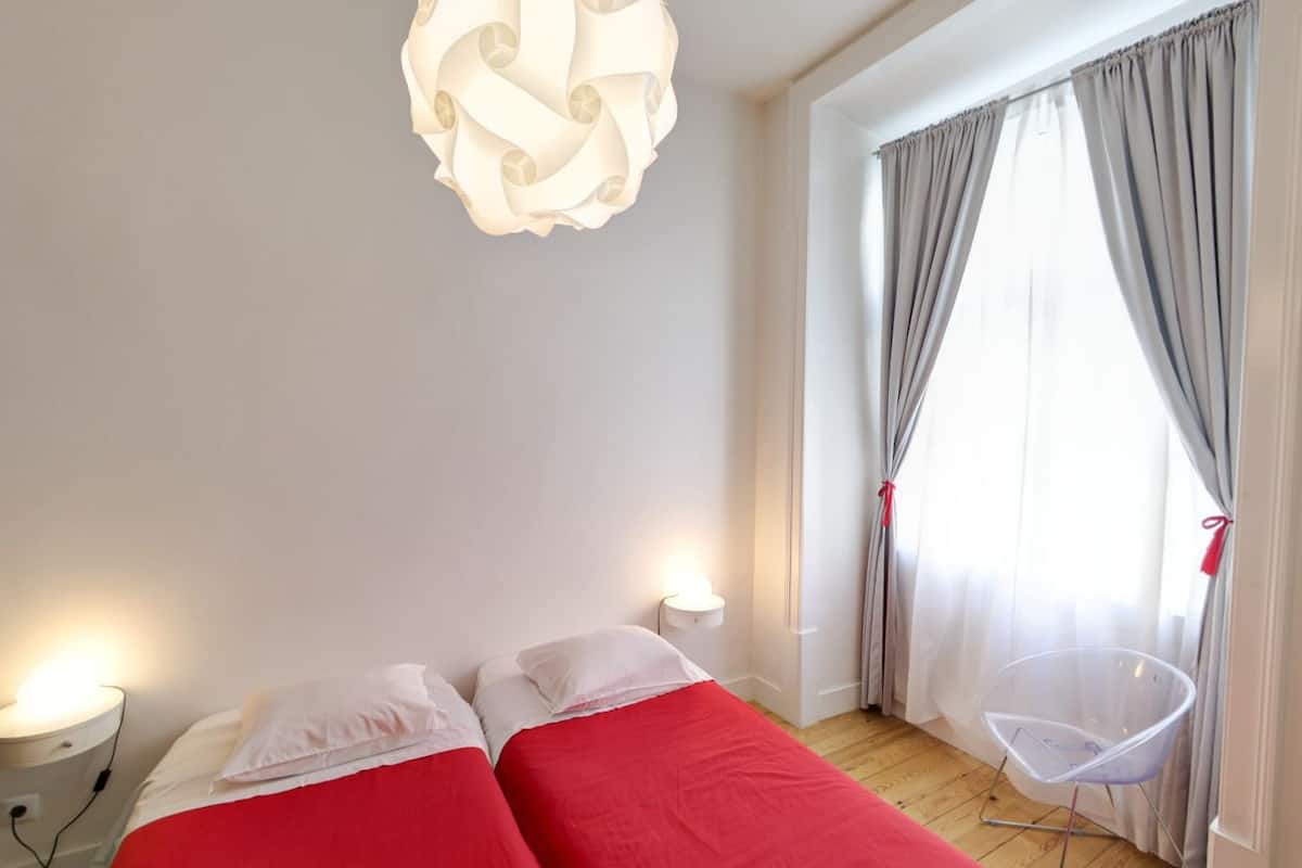 Camera Basic con letto matrimoniale o 2 letti singoli | Una cassaforte in camera, ferro/asse da stiro, Wi-Fi gratuito, lenzuola