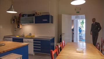 Caja fuerte, tabla de planchar con plancha, wifi gratis y ropa de cama