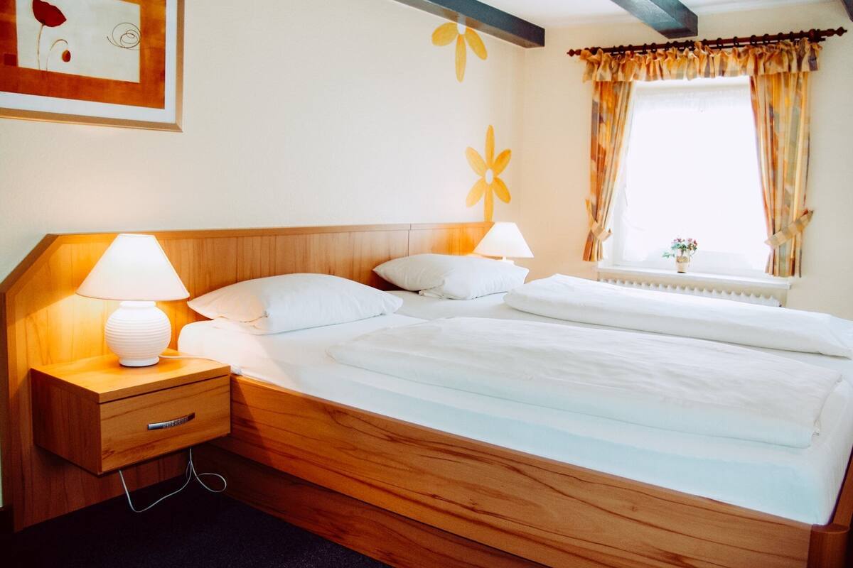 Habitación doble (Typ B) | Wifi gratis, decoración personalizada y muebles diferentes