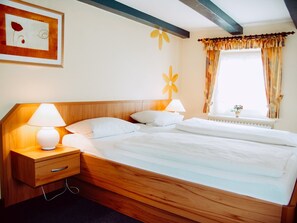 ダブルルーム (Typ B) | 客室ごとに異なる装飾、客室ごとに異なるインテリア、WiFi (無料)、ベッドシーツ