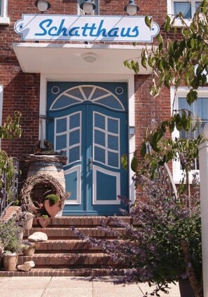 Property entrance - Hotel Schatthaus (Krummhoern)