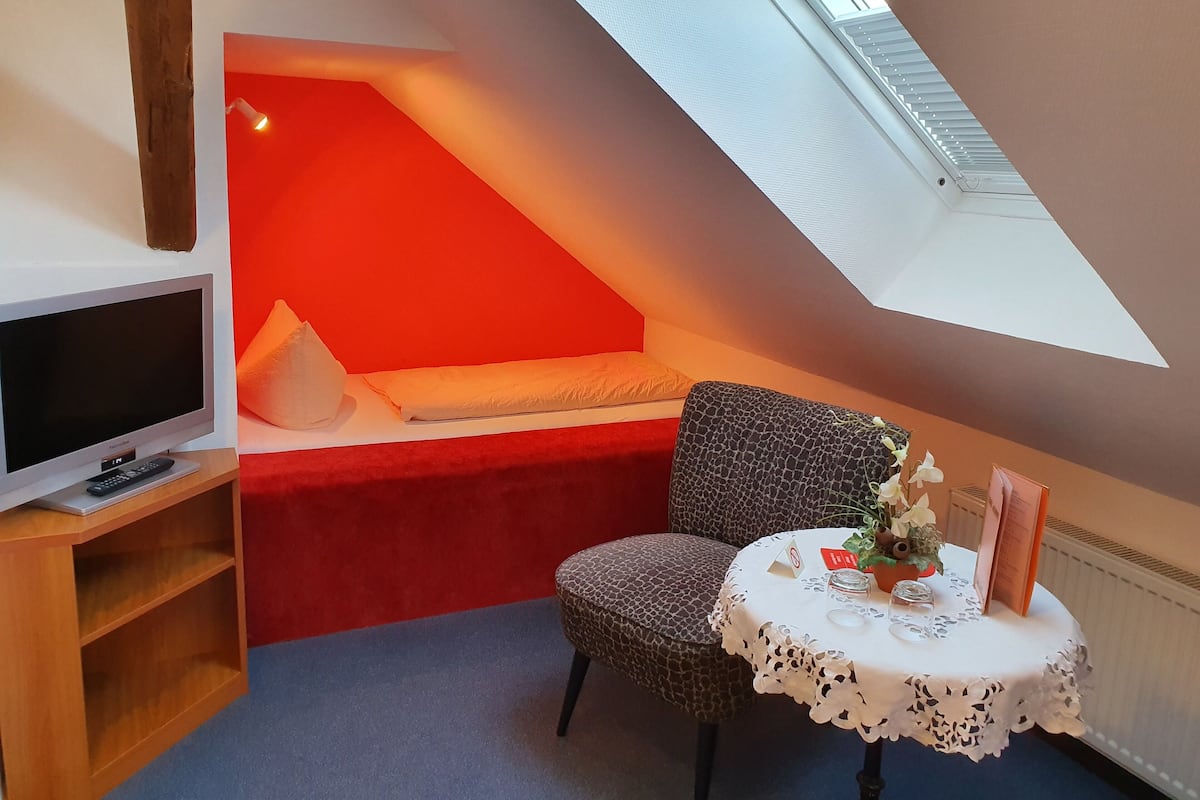 Habitación con 2 camas individuales | Wifi gratis, decoración personalizada y muebles diferentes