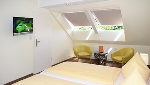 Double Room | WiFi (free), individually decorated, individually furnished, bed sheets - Hotel Schatthaus (Krummhoern)