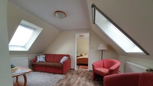 Apartment | Living area | TV - Hotel Schatthaus (Krummhoern)
