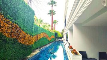 Hồ bơi ngoài trời