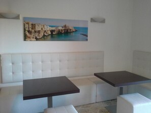 32-inch flat-screen TV with satellite channels, TV - Villa del Mar (Bari)