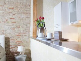 Studio, Garden View | Private kitchenette | Electric kettle