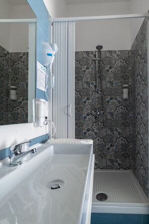 Comfort Double Room (Stanza del Vento) | Bathroom | Shower, hair dryer, towels - Benvenuti in Puglia B&B (Crispiano)