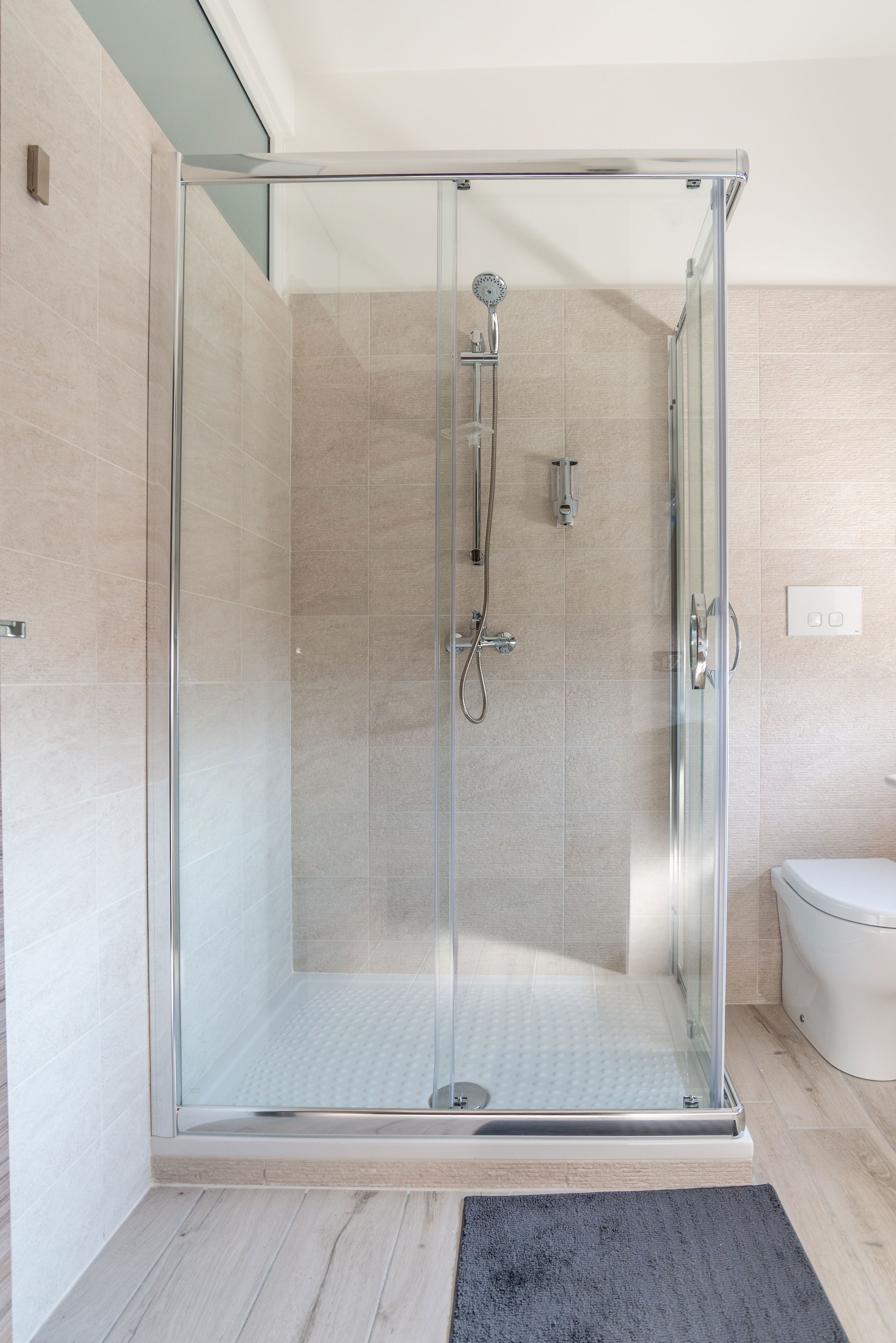 Chambre Double Confort (Stanza del Sole) | Salle de bain | Douche, sèche-cheveux, serviettes fournies