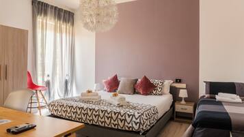 Escritorio y espacio para trabajar con laptop