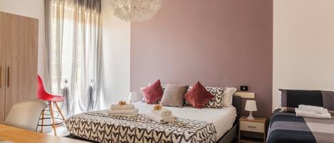 Desk, laptop workspace, soundproofing, free WiFi